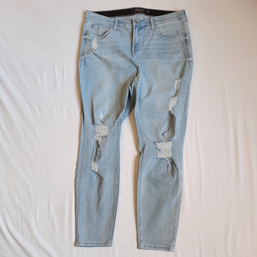 Torrid skinny jeans distressed light wash 18R